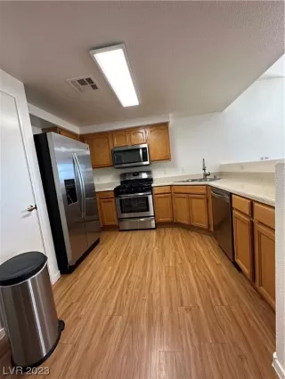 Photo #3: 2528433 Listing