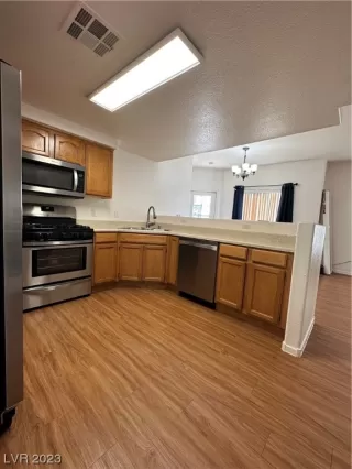 Photo #4: 2528433 Listing