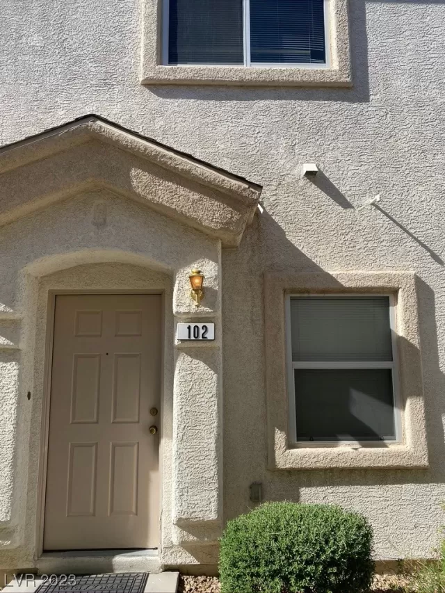MLS: 2528677 Condo For Sale