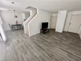 Photo #2: 2528917 Listing