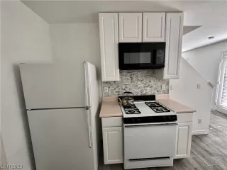 Photo #4: 2528917 Listing