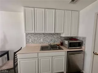 Photo #5: 2528917 Listing