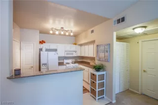 Photo #4: 2528942 Listing