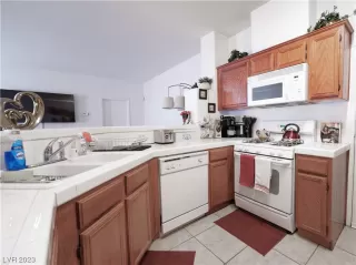 Photo #5: 2530004 Listing