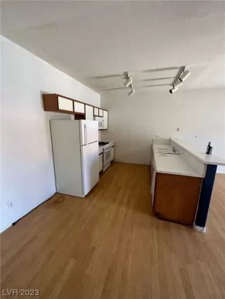 Photo #3: 2530085 Listing