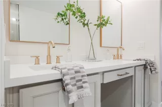 Photo #5: 2530935 Listing