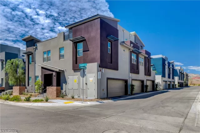 MLS: 2532711 Condo For Sale