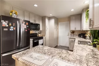 Photo #6: 2534893 Listing