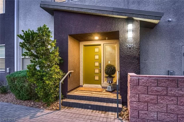 MLS: 2535492 Condo For Sale