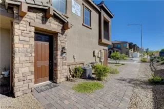 Photo #3: 2536980 Listing