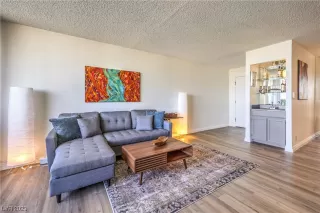 Photo #5: 2537435 Listing