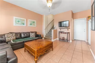 Photo #5: 2537847 Listing