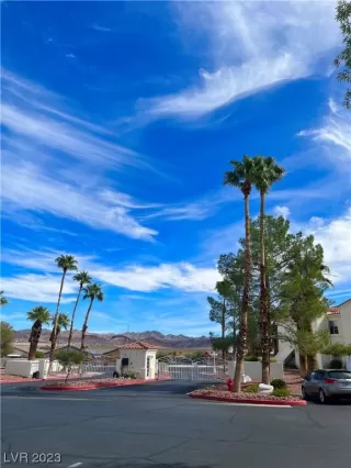 Photo #2: 2537968 Listing