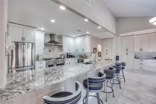 Photo #5: 2537998 Listing