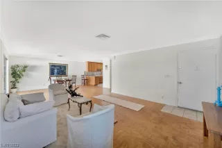 Photo #4: 2539396 Listing