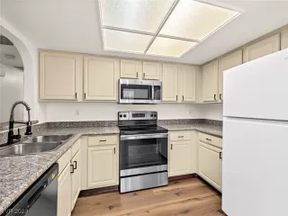 Photo #3: 2539999 Listing