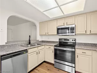 Photo #4: 2539999 Listing