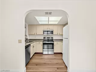 Photo #5: 2539999 Listing