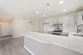 Photo #1: 2540025 Listing