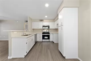 Photo #5: 2540036 Listing