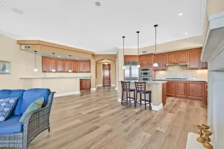 Photo #6: 2540210 Listing