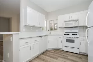 Photo #5: 2540555 Listing