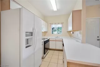 Photo #6: 2540809 Listing