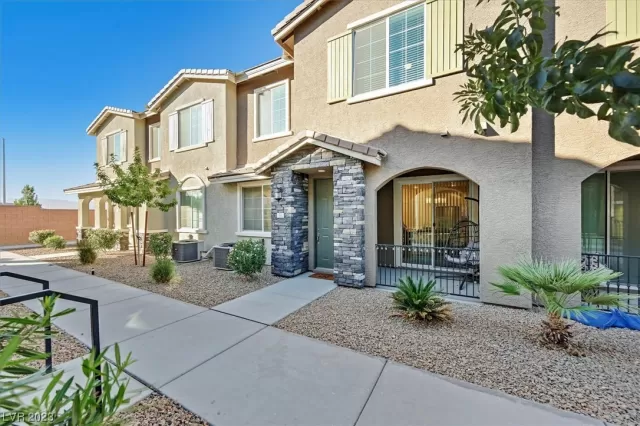 MLS: 2540872 Condo For Sale