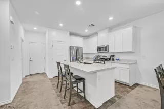 Photo #3: 2540872 Listing