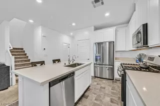 Photo #4: 2540872 Listing