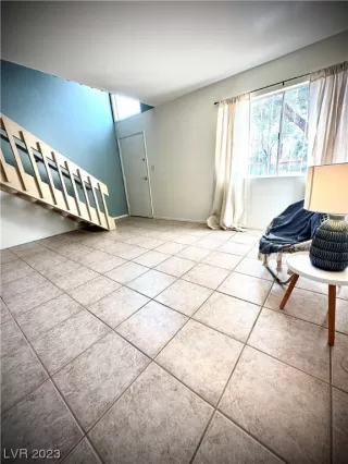 Photo #5: 2541047 Listing