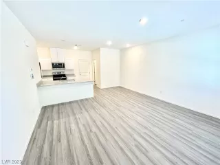 Photo #4: 2541468 Listing