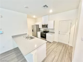 Photo #6: 2541468 Listing