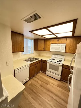 Photo #1: 2541988 Listing 