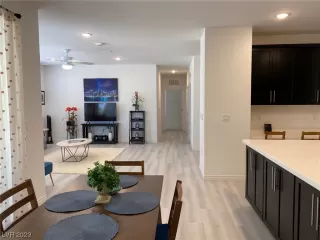 Photo #4: 2542136 Listing