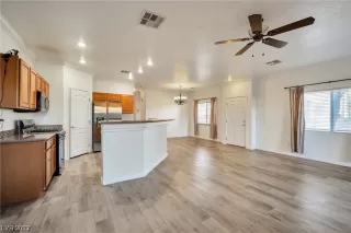 Photo #6: 2542599 Listing