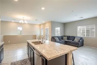 Photo #4: 2542767 Listing