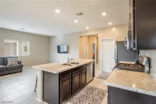 Photo #5: 2542767 Listing