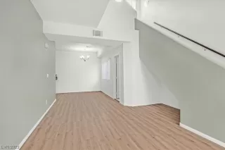 Photo #4: 2542781 Listing