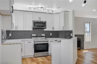 Photo #5: 2544823 Listing