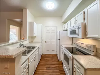 Photo #5: 2544993 Listing