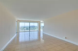 Photo #5: 2545258 Listing