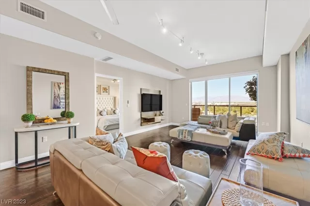 MLS: 2545312 Condo For Sale