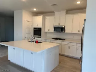 Photo #5: 2545619 Listing