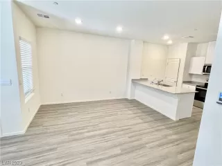 Photo #5: 2545825 Listing