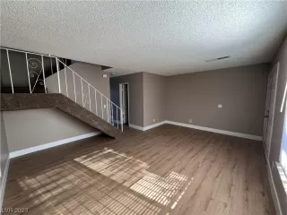 Photo #5: 2546682 Listing