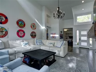 Photo #5: 2546884 Listing