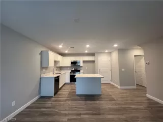 Photo #4: 2547749 Listing