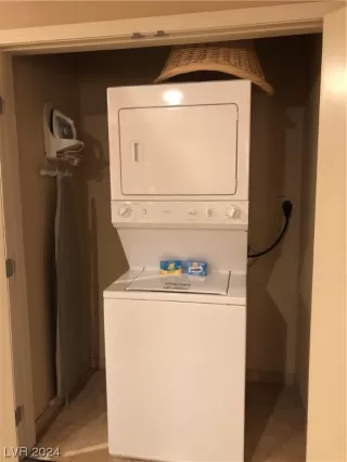 Photo #4: 2548136 Listing