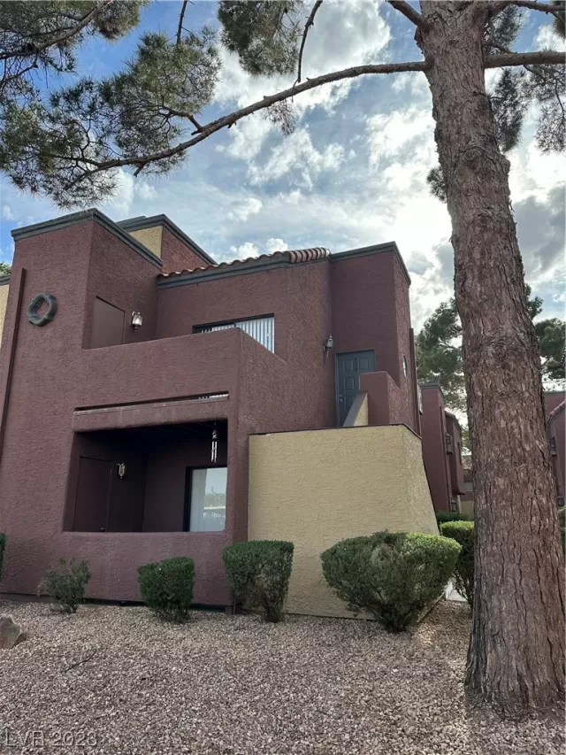 MLS: 2548527 Condo For Sale